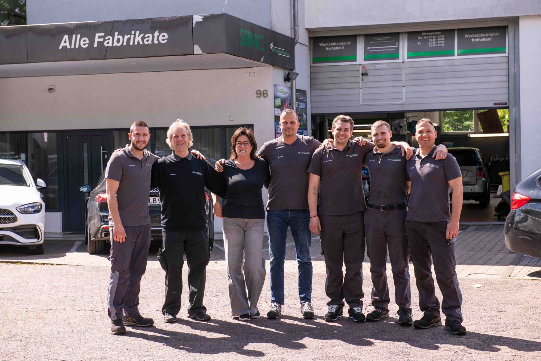 Das gesamte Team des M+D Reparaturwerks vor der Werkstatt