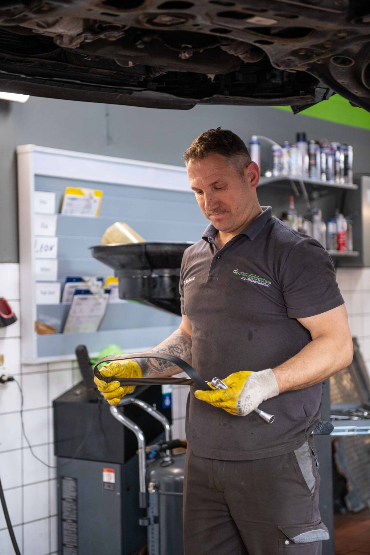 Mechaniker bei der Arbeit am Fahrzeug